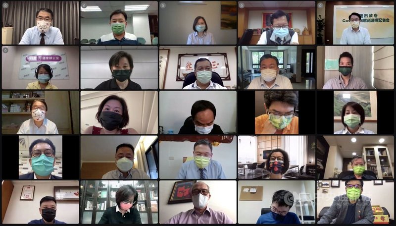 民進黨主席蔡英文(第一排右三)30日主持中執會,提到疫苗將累計超過526萬劑,未來2個月,將有能量擴大跟加速疫苗的施打。(民進黨提供)中央社記者溫貴香傳真 110年6月30日