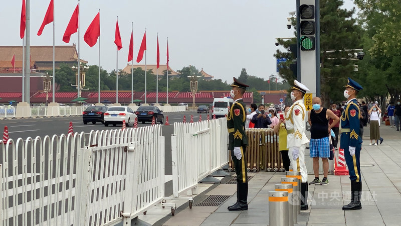 中共建黨百年慶祝大會將於7月1日在天安門廣場登場，民眾趁著周邊街道尚未封閉，到現場拍照紀念，但若拍攝到武警、以及禮兵，隨即會被阻止。中央社記者繆宗翰北京攝  110年6月30日