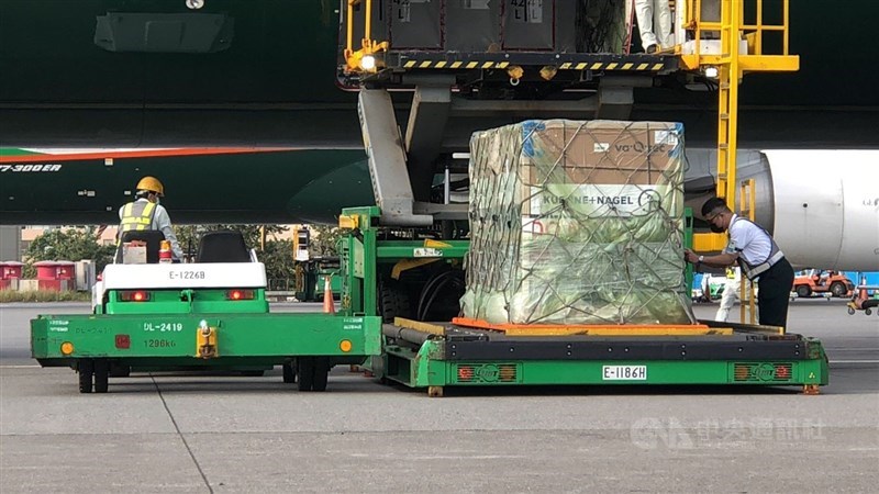 台灣自購第3批41萬劑莫德納疫苗,30日下午由長榮航空載運抵桃園國際機場,地勤人員進行機邊驗放作業,完成通關程序後由警方護送前往冷儲物流中心,再由相關單位進行檢驗封緘作業。中央社記者吳睿騏攝 110年6月30日
