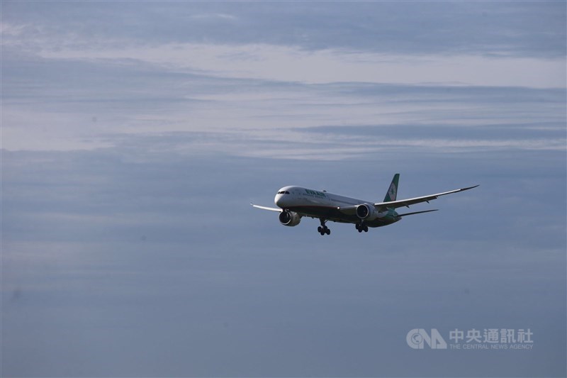 台灣自行採購的41萬劑莫德納疫苗，30日傍晚由長榮航空班機運抵桃園國際機場，台灣向莫德納（Moderna）公司洽購505萬劑莫德納，先前已有39萬劑運抵台灣。中央社記者吳睿騏桃園機場攝　110年6月30日