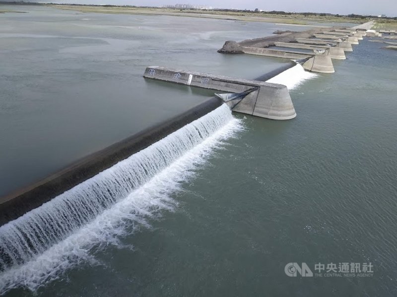 連日大雨帶來豐沛雨量,提供高雄民生用水的高屏溪攔河堰1日水質、水量穩定無虞。(高雄市政府水利局提供)中央社記者蔡孟妤傳真 110年7月1日