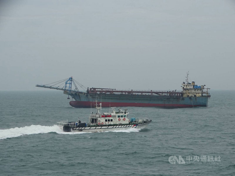 海巡署第十一巡防區指揮部統合第十(馬祖)海巡隊巡防艇能量,利用北區機動海巡隊3000噸級宜蘭艦,6月29日起在馬祖海域展開聯合威力掃蕩,防堵中國大陸漁船、抽砂船越界。(馬祖海巡隊提供)中央社記者邱筠馬祖傳真 110年7月1日