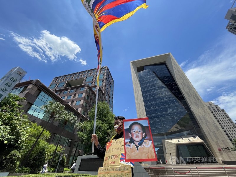 在台藏人團體「西藏台灣人權連線」1日在中國銀行台北分行前,舉行「中共的建黨百年 西藏人的70年血淚抵抗史」活動,舉標語抗議,並揮舞「雪山獅子旗」、高唱「西藏國歌」。中央社記者王飛華攝 110年7月1日