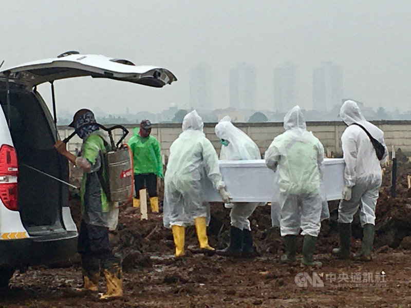 印尼疫情持續攀升,1日新增2萬4836例確診,死亡人數504人,都創下疫情後新高紀錄。圖為雅加達新闢的COVID-19往生者墓地,攝於6月24日。中央社記者石秀娟雅加達攝 110年7月1日