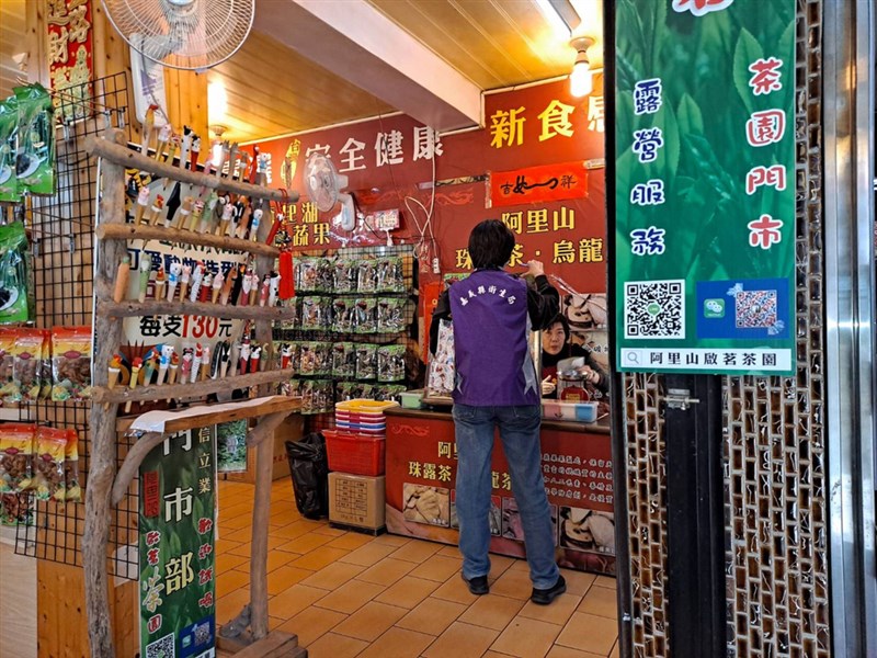 國內疫情平穩,有望在7月12日解封,觀光局研擬規劃開放風景區中的賣店、遊客中心等產品販售,並實施人流控管。圖為3月衛生局人員稽查阿里山旅遊風景區賣店。(嘉義縣衛生局提供)