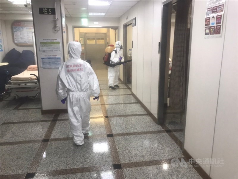 疫情指揮中心7月1日公布,屏東縣枋寮果農夫妻感染Delta變種病毒,與枋山嬤在枋寮醫院有時間、空間重疊,研判高度關聯性,縣府表示,共匡列640人全住集中檢疫所。圖為枋寮醫院6月28日大消毒。(中央社檔案照片)