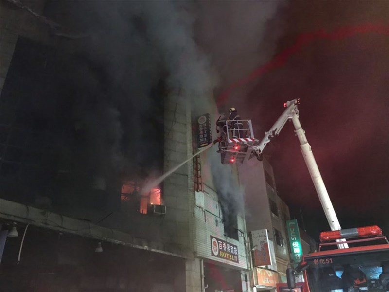 彰化市喬友大樓30日晚間傳出火警,消防車對大樓噴水滅火。(翻攝照片)中央社記者吳哲豪傳真 110年6月30日