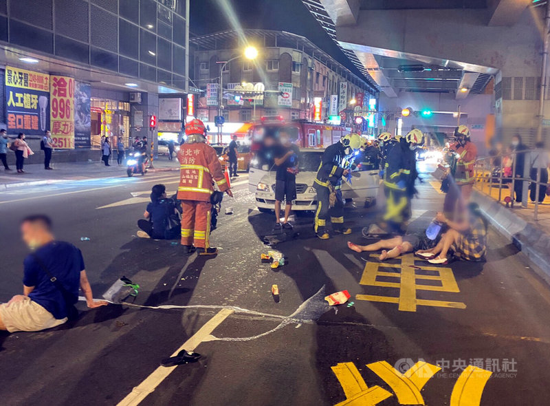 新北市中和區景平路、景安路口1日晚間發生一起轎車駕駛疑似酒駕闖紅燈衝撞5名路人事故,5名傷者被送醫治療,黃姓駕駛酒測值超標,警方依公共危險罪移請檢方偵辦。(民眾提供)中央社記者黃旭昇新北市傳真 110年7月1日