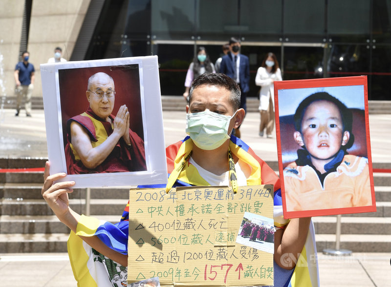 在台藏人團體「西藏台灣人權連線」1日在中國銀行台北分行前,舉行「中共的建黨百年 西藏人的70年血淚抵抗史」活動,抗議中國共產黨殘害西藏人權與性命。中央社記者王飛華攝 110年7月1日