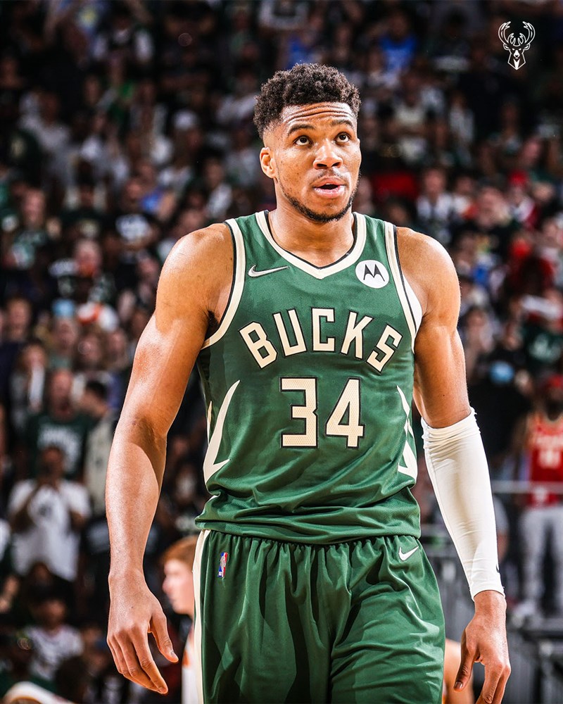 NBA密爾瓦基公鹿30日宣布,在東區冠軍賽第4戰出現左膝過度伸展的安特托昆博(前),目前不確定能在下一場比賽上場。(圖取自twitter.com/Bucks)