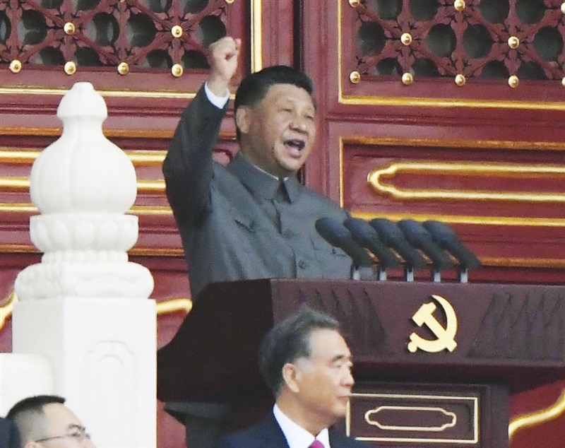 中共1日在北京天安門廣場舉行建黨百年慶祝活動,國際媒體聚焦於領導人習近平(後)談話裡的硬調。(共同社)
