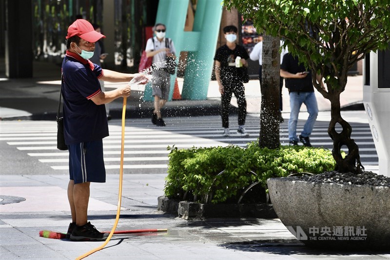 氣象局表示,未來一週天氣受太平洋高壓影響,各地晴朗炎熱,1日最高溫為台北大安區攝氏37.5度。中央社記者王飛華攝 110年7月1日