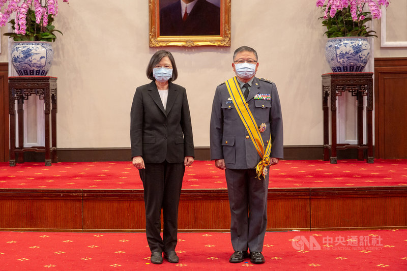 總統蔡英文（左）1日在總統府主持國軍重要高階幹部授勳暨晉任布達授階典禮，張冠群上將（右）出任總統府戰略顧問，總統肯定張冠群對國軍建軍的軍備發展等有很大的貢獻，未來將持續借重張冠群，讓國軍的各式武器系統可以更加精進。（總統府提供）中央社記者溫貴香傳真  110年7月1日