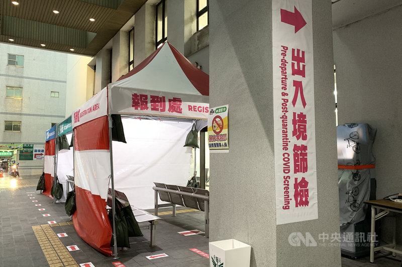 奇美醫學中心因應COVID-19核酸檢測(PCR)需求增加,在院區設置3處篩檢站,提供不同屬性需求的族群分艙接受PCR篩檢。(奇美醫學中心提供)中央社記者楊思瑞台南傳真 110年7月1日