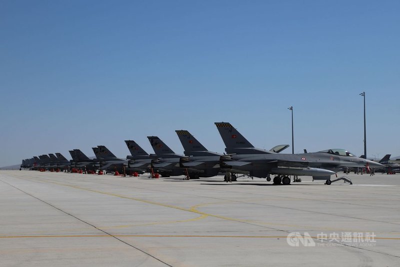 2021國際安納托利亞雄鷹演訓在土耳其中部康雅空軍第3主噴射機基地指揮部展開,土耳其空軍部署39架F-16戰機參演。圖為6月30日機坪上的F-16機隊。中央社記者何宏儒康雅攝 110年7月1日