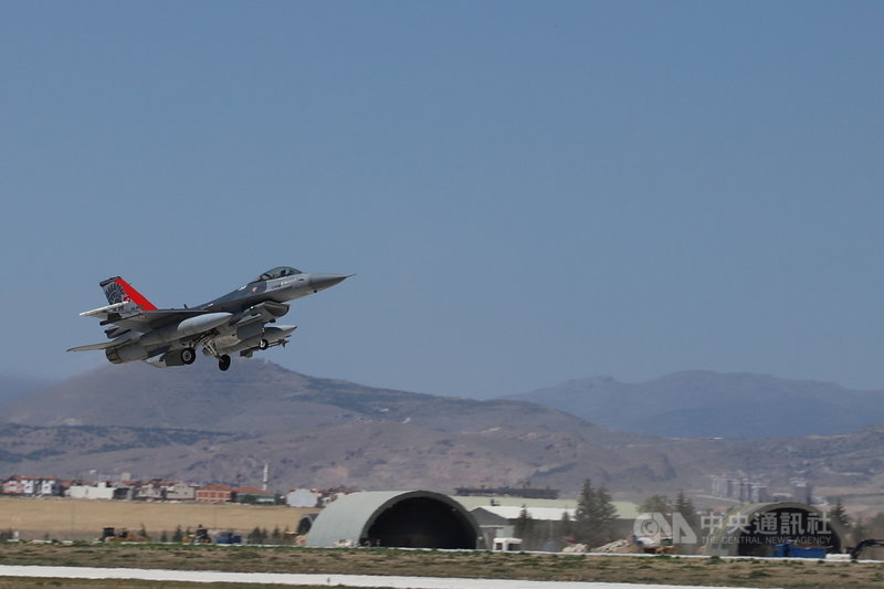 2021國際安納托利亞雄鷹演訓在土耳其康雅空軍第3主噴射機基地指揮部展開,土耳其空軍部署39架F-16戰機參演。一架F-16戰機6月30日升空參演。中央社記者何宏儒康雅攝 110年7月1日