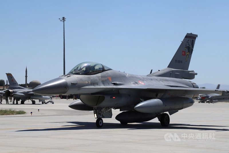 2021國際安納托利亞雄鷹演訓在土耳其康雅空軍第3主噴射機基地指揮部展開,土耳其空軍部署39架F-16戰機參演。一架F-16戰機6月30日駛出機坪準備升空。中央社記者何宏儒康雅攝 110年7月1日