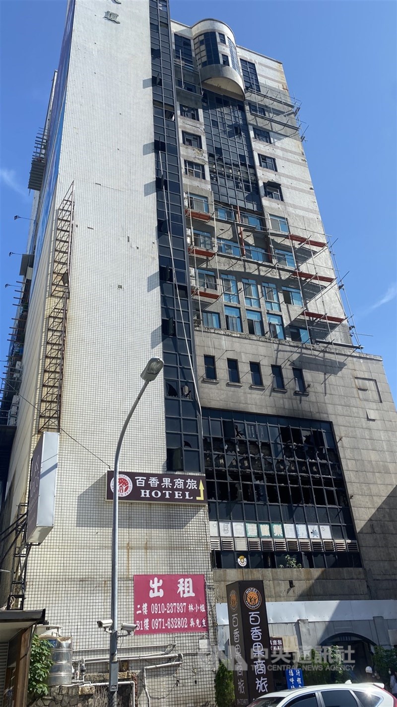 彰化市喬友大樓6月30日晚間發生火警，共造成4死、20 傷，直到1日清晨才撲滅火勢，消防局火調人員上午在現場勘查起火原因。中央社記者吳哲豪彰化攝 110年7月1日