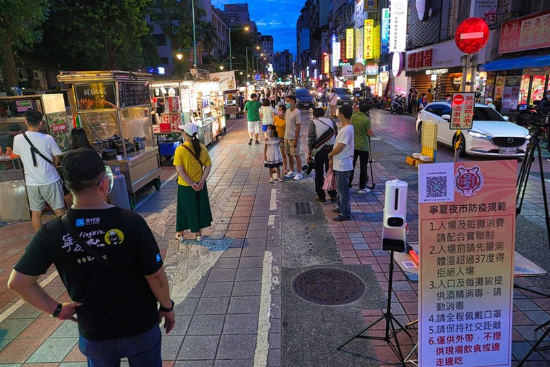 指揮中心指揮官陳時中1日表示,對夜市、餐廳「微解封」的管理方向是需採梅花座,且應加強員工健康監控。圖為6月29日復業的台北寧夏夜市。(中央社檔案照片)