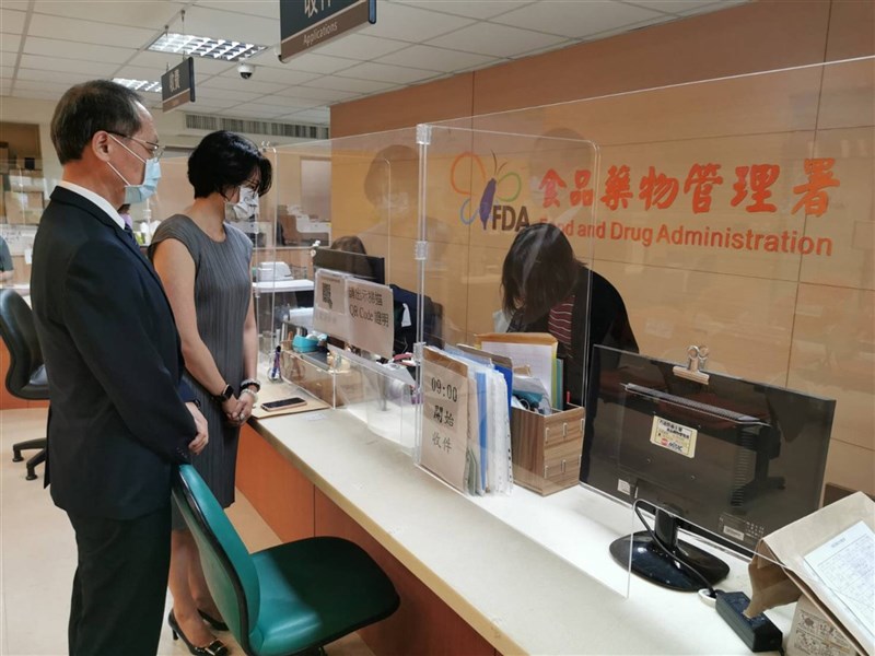行政院發言人羅秉成表示,慈濟基金會遞案申請專案採購疫苗在捐贈給政府一事,經評估後,將成立慈濟採購捐贈疫苗專案。圖為慈濟執行長顏博文(左)日前到食藥署送件。(慈濟基金會提供)