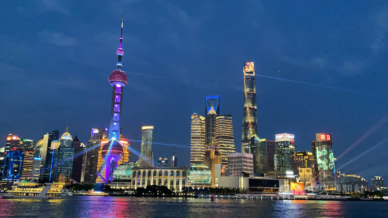 上海近日於黃浦江畔上演燈光秀,慶祝中共建黨百年。圖為6月29日晚間的排演畫面。中央社記者沈朋達上海攝 110年7月1日