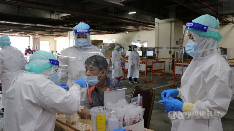 台北榮總團隊為北農群聚再次出動,1日上午由副院長陳威明率領80人專業團隊,自上午7時30分起執行篩檢任務,為減少民眾等候時間,特別安排兩倍的人力,每1.5小時輪替,讓採檢不中斷,維持最高的採檢效率。(台北榮總提供)中央社記者陳婕翎傳真 110年7月1日