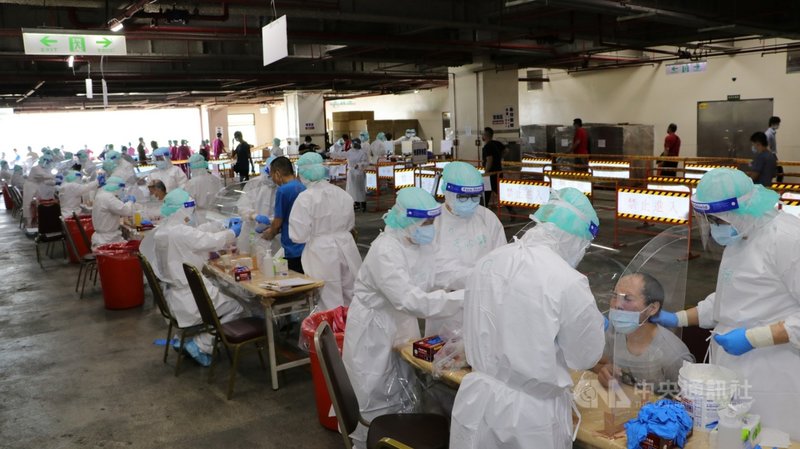 台北榮總團隊為北農群聚再次出動,1日上午由副院長陳威明率領80人專業團隊,自上午7時30分起執行篩檢任務,現場規劃8線同步採檢,每線安排1名醫師、2名護理師負責,維持最高的採檢效率。(台北榮總提供)中央社記者陳婕翎傳真 110年7月1日