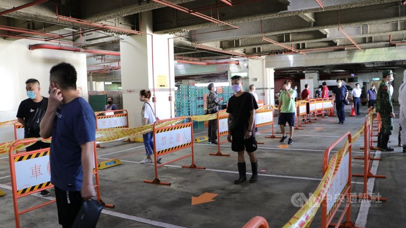 台北榮總團隊1日上午至台北濱江果菜市場執行篩檢任務,現場規劃得宜,民眾井然有序排隊等待採檢。(台北榮總提供)中央社記者陳婕翎傳真 110年7月1日