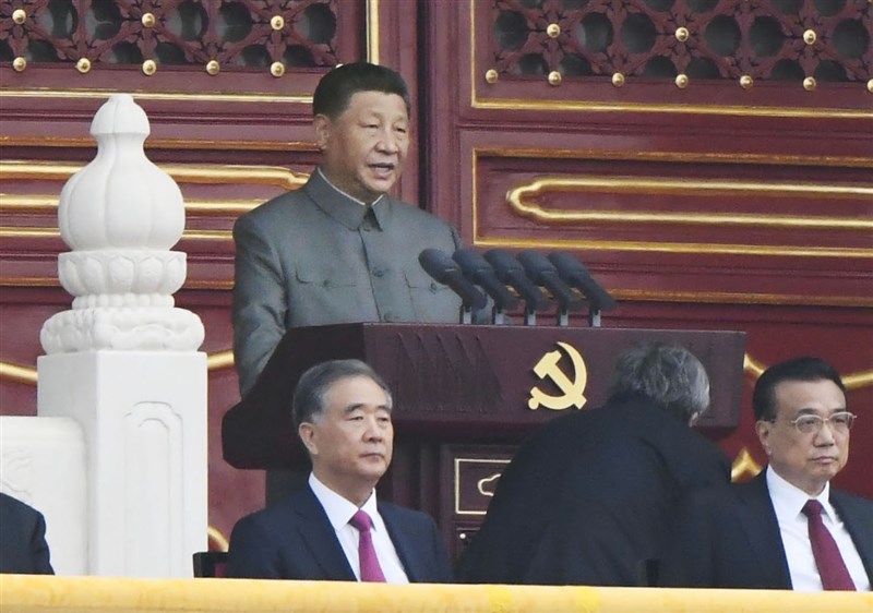 中共19屆六中全會通過中共歷史上第三個決議,也是習近平延任計畫的最後一塊拼圖。圖為中共總書記習近平(後)出席建黨百年慶祝活動。(共同社)