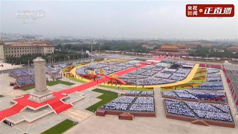 中共今天在北京天安門廣場舉行建黨百年慶祝活動,央視報導,參加活動的各界代表共7萬餘人。(央視直播畫面)中央社 110年7月1日