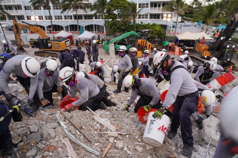 美國佛州一棟濱海公寓高樓6月24日坍塌,救難人員清除建物碎片持續搜救。(圖取自twitter.com/MiamiDadeFire)