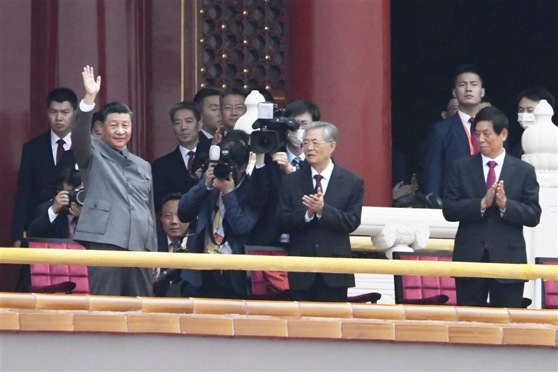 中國國家主席、中共總書記習近平(前左1)1日在中共建黨百年慶祝大會上提及「解決台灣問題、實現祖國完全統一」。日本政府發言人加藤勝信被問及此事時說:「政府不予置評。」(共同社)