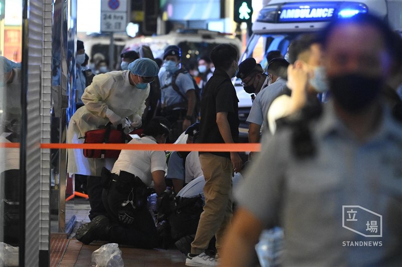 香港回歸24週年爆發流血事件,晚上近10時,一名巡邏警員突遭一名黑衣男子持刀刺傷。(圖取自立場新聞)