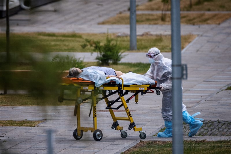 根據政府統計數據,俄羅斯1日通報,過去24小時新增672起死亡病例,一連3天創下單日病亡人數新高。(法新社)