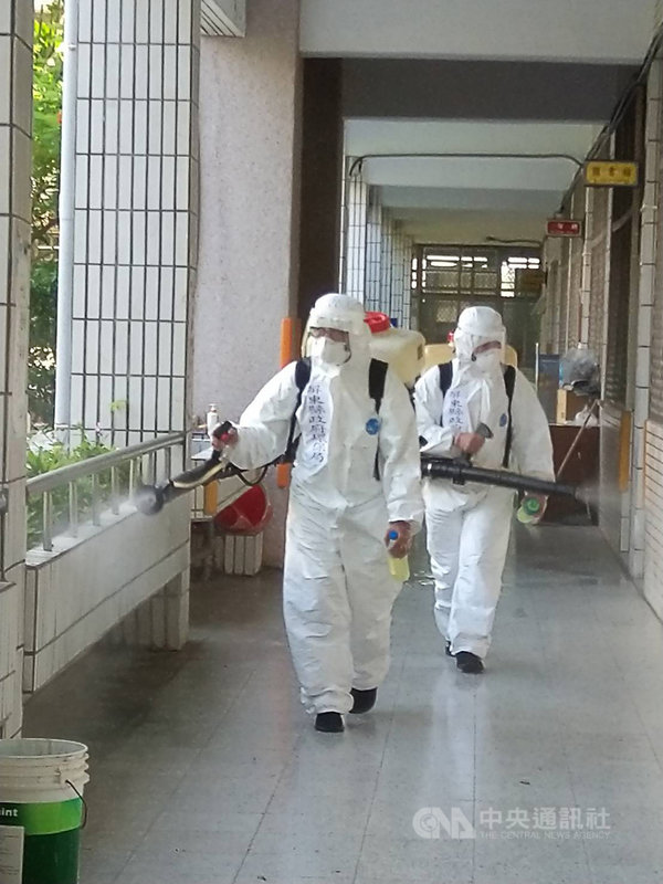 Delta變種病毒入侵,屏東縣政府1日表示,枋寮鄉3處篩檢站全面延長到2日,而枋寮醫院則繼續關閉清消2天,做環境檢測,待指揮中心指示何時重開急、門診;枋寮鄉全鄉也將從3日起展開3天大清消。圖為篩檢站加強清消作業。(屏東縣政府提供)中央社記者郭芷瑄傳真 110年7月1日
