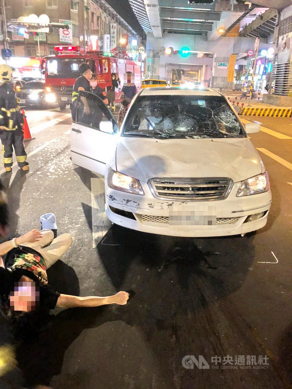 新北市消防局表示,1日晚間獲報在中和區景平路、景安路口發生交通事故需要救護,到場發現5名行人遭汽車衝撞受傷,警方針對黃姓汽車駕駛進行酒測,數值超標,全案依公共危險罪移請檢方偵辦。(民眾提供)中央社記者黃旭昇新北市傳真 110年7月1日