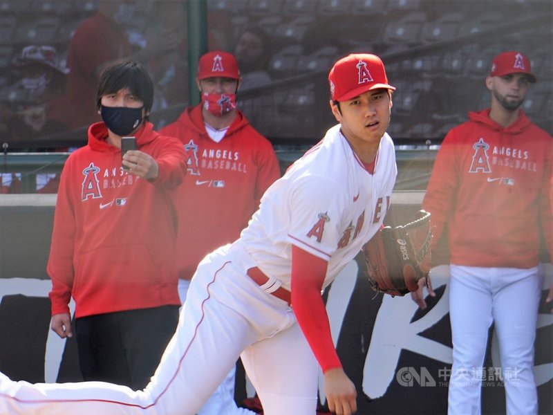 日本球星大谷翔平(前)6月30日在紐約洋基主場登板,未滿1局黯淡退場,他賽後否認有壓力,認為身體狀況好,投球太用力。圖為5月19日在天使主場練投。中央社記者林宏翰洛杉磯攝 110年7月2日