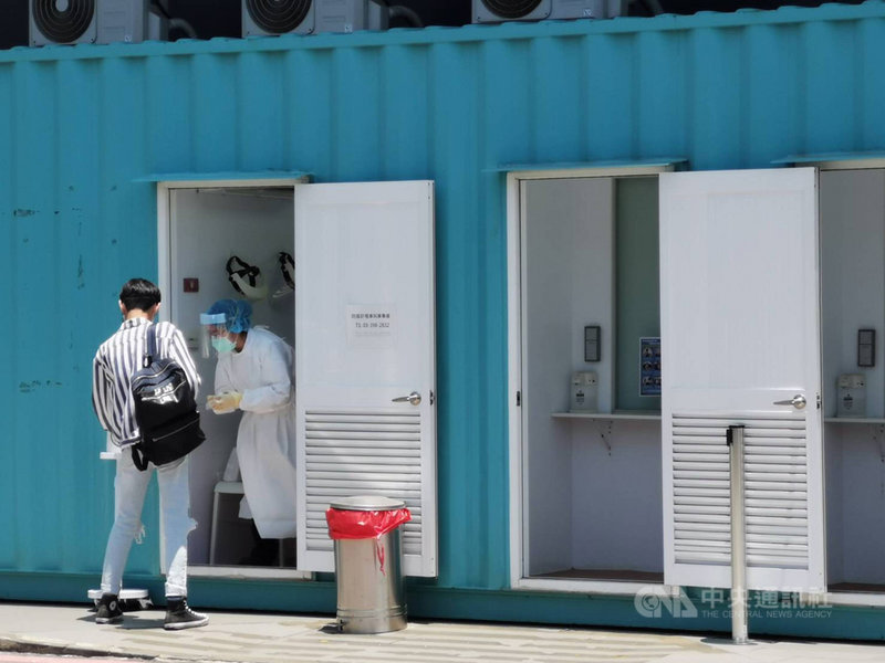 為防範Delta變異株,入境普篩新制7月2日上路,所有入境者一律在機場進行核酸檢驗(PCR)採檢。因入境旅客人數不多,且採檢流程快速,並無塞車情形。(讀者提供)中央社記者葉臻傳真 110年7月2日