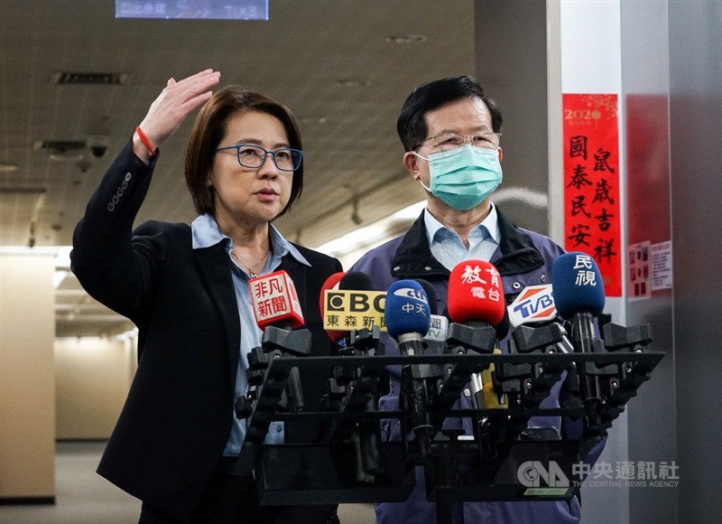 北市日前爆診所私打疫苗,衛生局長黃世傑(右)在防疫期間請假,引質疑。他2日出席議會備詢說,因這週要開考績會及廉政委員會,副市長黃珊珊(左)建議他請假避嫌。(中央社檔案照片)