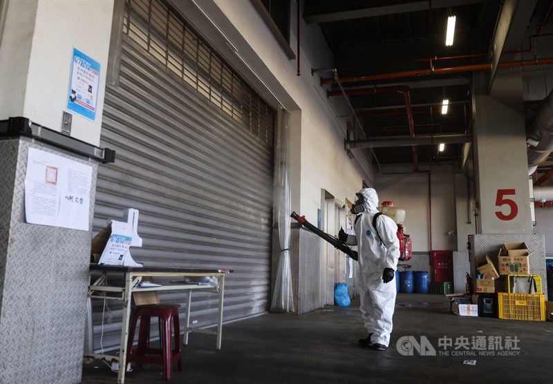 台北市批發市場日前發生武漢肺炎群聚感染,北市府針對市場從業人員進行PCR篩檢,發現環南市場有41名攤商PCR陽性,已要求休市3天、清消場域。2日上午國軍化學兵與北市府環保局人員到場噴灑消毒。中央社記者鄭清元攝 110年7月2日