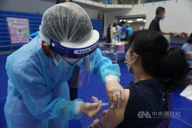 金門縣政府2日起在4座大型接種站，為65歲以上及具原住民身分55歲至64歲民眾施打武漢肺炎（COVID-19，2019冠狀病毒疾病）莫德納（Moderna）疫苗，首日民眾接種踴躍。中央社記者黃慧敏攝 110年7月2日