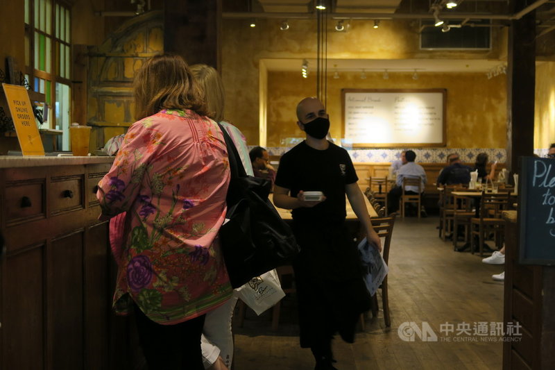 美國勞工部2日公布,6月非農業就業人口增加85萬人,餐旅業就業成長最旺盛。圖為6月16日曼哈頓中城一間餐廳景象。中央社記者尹俊傑紐約攝 110年7月2日
