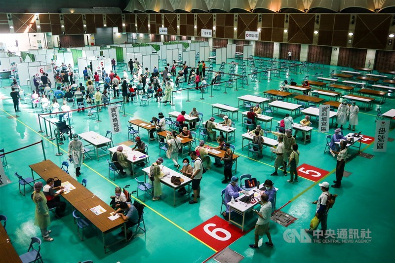 7月1日起武漢肺炎疫苗擴大接種對象,根據中央流行疫情指揮中心統計,截至1日疫苗接種突破200萬人次。圖為新北市一處大型接種站2日湧入施打疫苗人潮。中央社記者王騰毅攝 110年7月2日