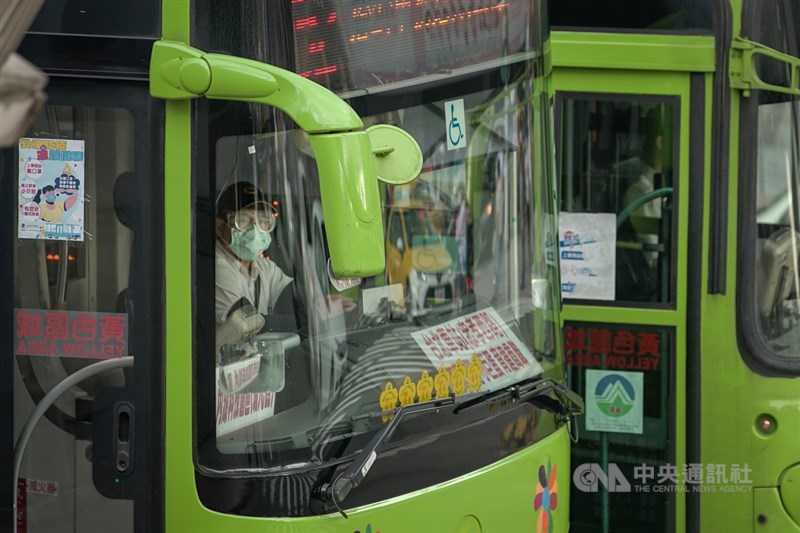 7月1日起武漢肺炎疫苗擴大接種對象,中央流行疫情指揮中心指揮官陳時中2日表示,未來新一批疫苗到貨後,會優先考慮將公車司機納入接種對象。圖為台北市公車司機戴防護眼罩防疫。中央社記者裴禛攝 110年7月2日