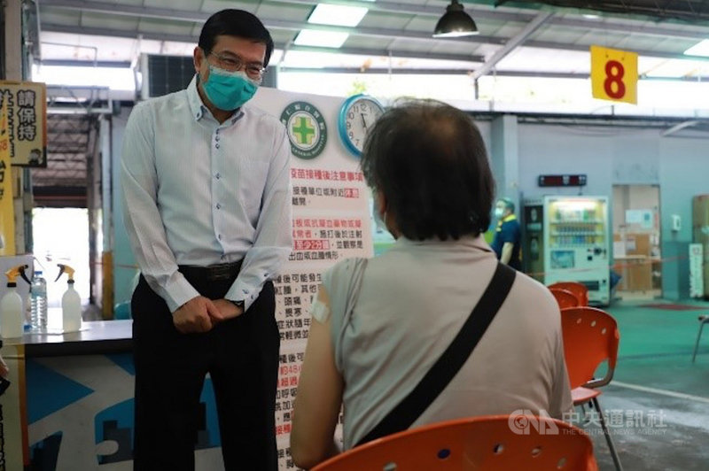 國內武漢肺炎疫情嚴峻,交通部長王國材(左)2日親自到濱江計程車服務站瞭解運輸業人員疫苗施打狀況。(交通部提供)中央社記者余曉涵傳真 110年7月2日