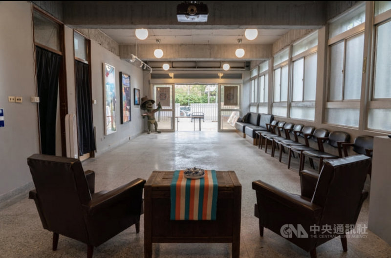 位在花蓮新城老街上的練習曲書店,創辦人胡文偉以書店開啟地方創生,7月起將邀請名設計師蕭青陽、齊柏林之子齊廷洹等人到社區辦講座,受到武漢肺炎疫情影響,改為線上開講,開放免費報名。(胡文偉提供)中央社記者張祈傳真 110年7月2日