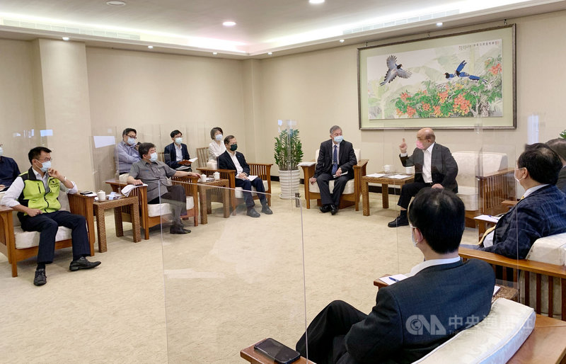 針對環南市場爆發新一波群聚感染案,行政院長蘇貞昌(後右)2日上午主持防疫應變會議。(行政院提供)中央社記者賴于榛傳真 110年7月2日