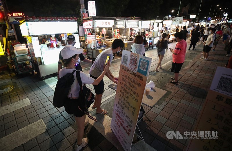 台灣疫情下降,12日可望「微解封」,並搭配夜市餐廳梅花座、員工健康監控等防疫措施。圖為民眾1日晚間前往台北寧夏夜市逛街消費。中央社記者張新偉攝 110年7月1日