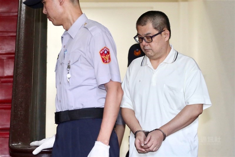 男子湯景華(右)因細故縱火,導致翁家6人身亡,一審到更二審均認為湯男惡性重大至極,判處死刑。最高法院2日自為改判無期徒刑,全案定讞。(中央社檔案照片)