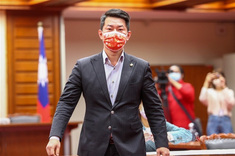 台灣基進立委陳柏惟(圖)的罷免案成立。他透過執行長李雨蓁回應表示,在罷免與疫情等議題上,他對團隊的要求都是「盡忠職守、齊心防疫」。(中央社檔案照片)